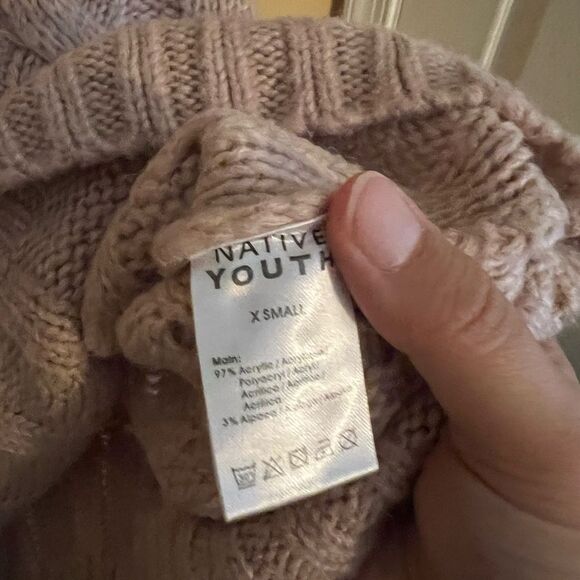 Native youth xs sweater - Picture 6 of 6